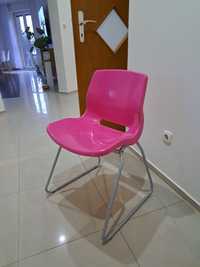 Krzesło plastikowe różowe