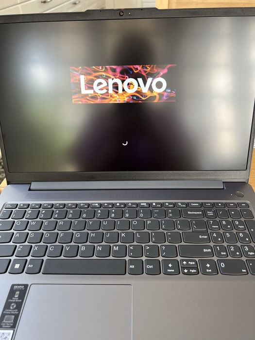 Lenovo IdeaPad Slim 3 15IAH8 15,6”  i5-12450H 16 GB TAM 1TB