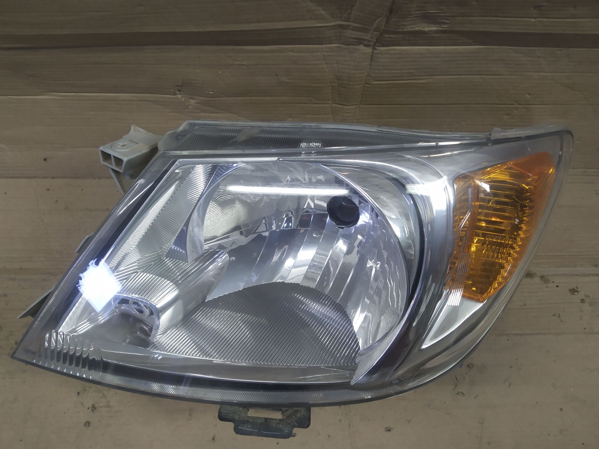 Toyota Hilux 05- lampa lewy przód lewa przednia EU