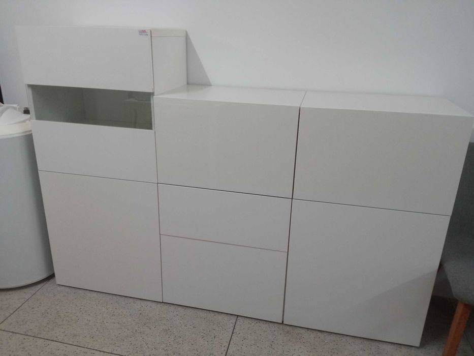 Móvel branco em alto brilho