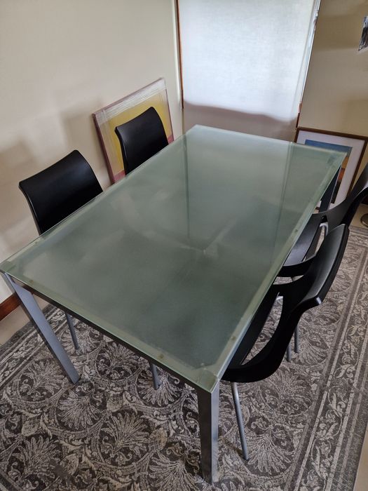 Mesa   e 4  cadeiras com tampo de vidro de 1cm