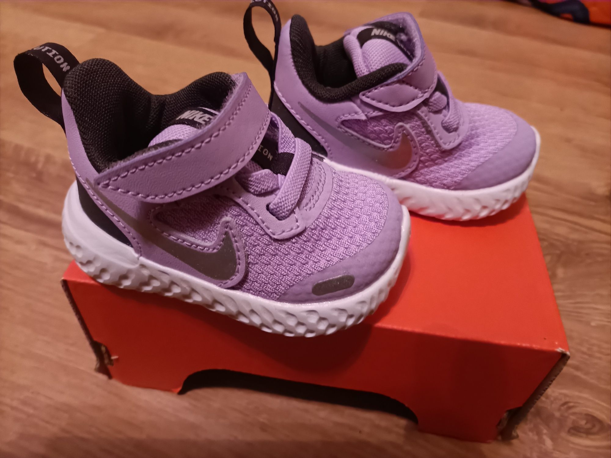 Buty dziecięce Nike revolution rozmiar 17  długość wkładki 9 cm.