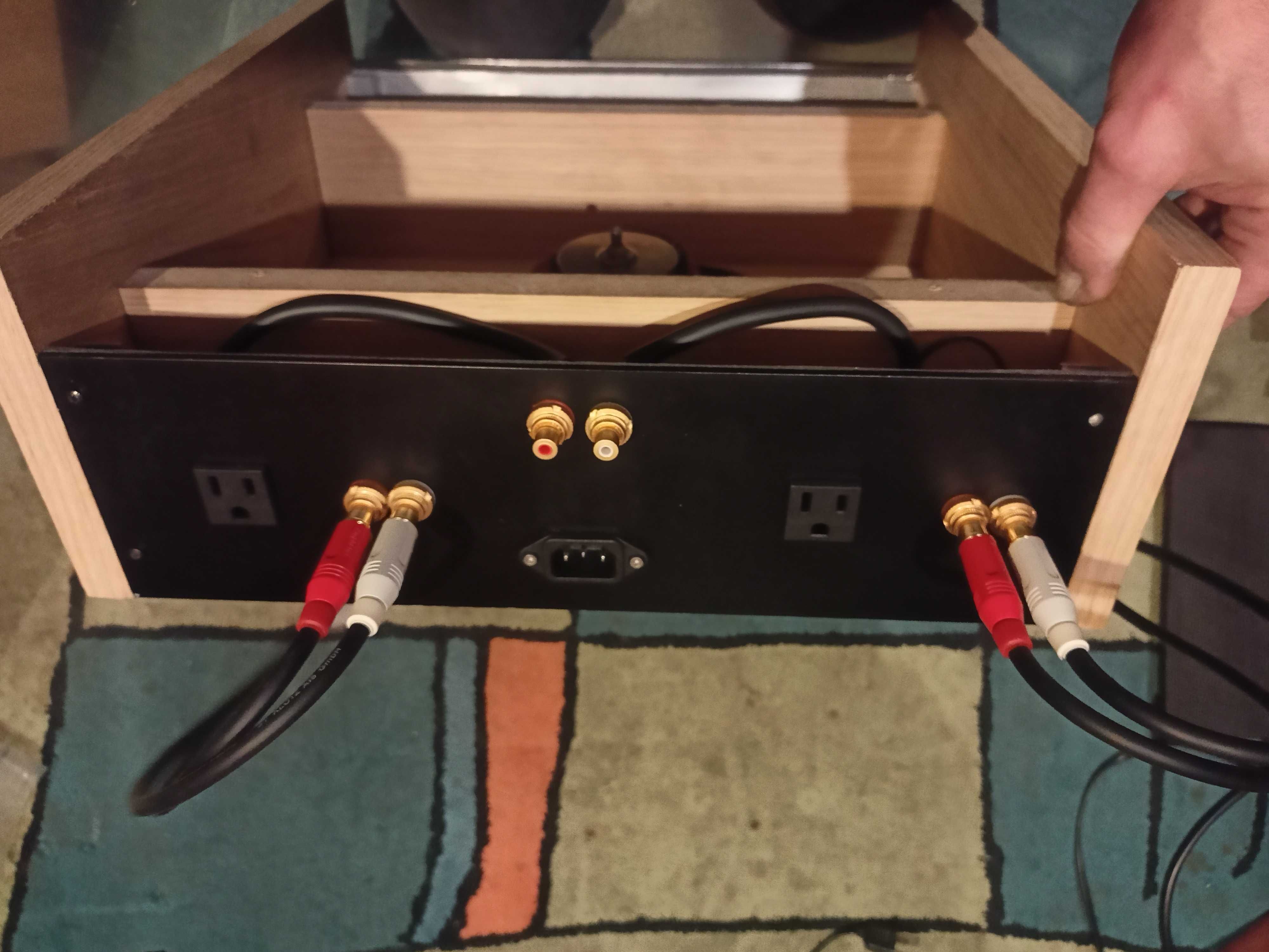 Monobloki na końcówkach mocy ONKYO M-931 z zasilaczem.
