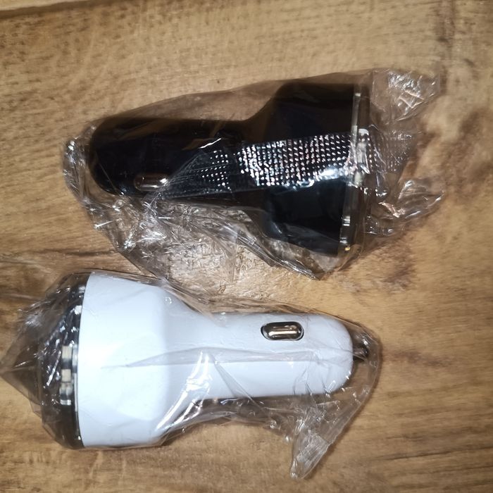 Адаптер автомобільний білого та чорного кольору з підсвічуванням