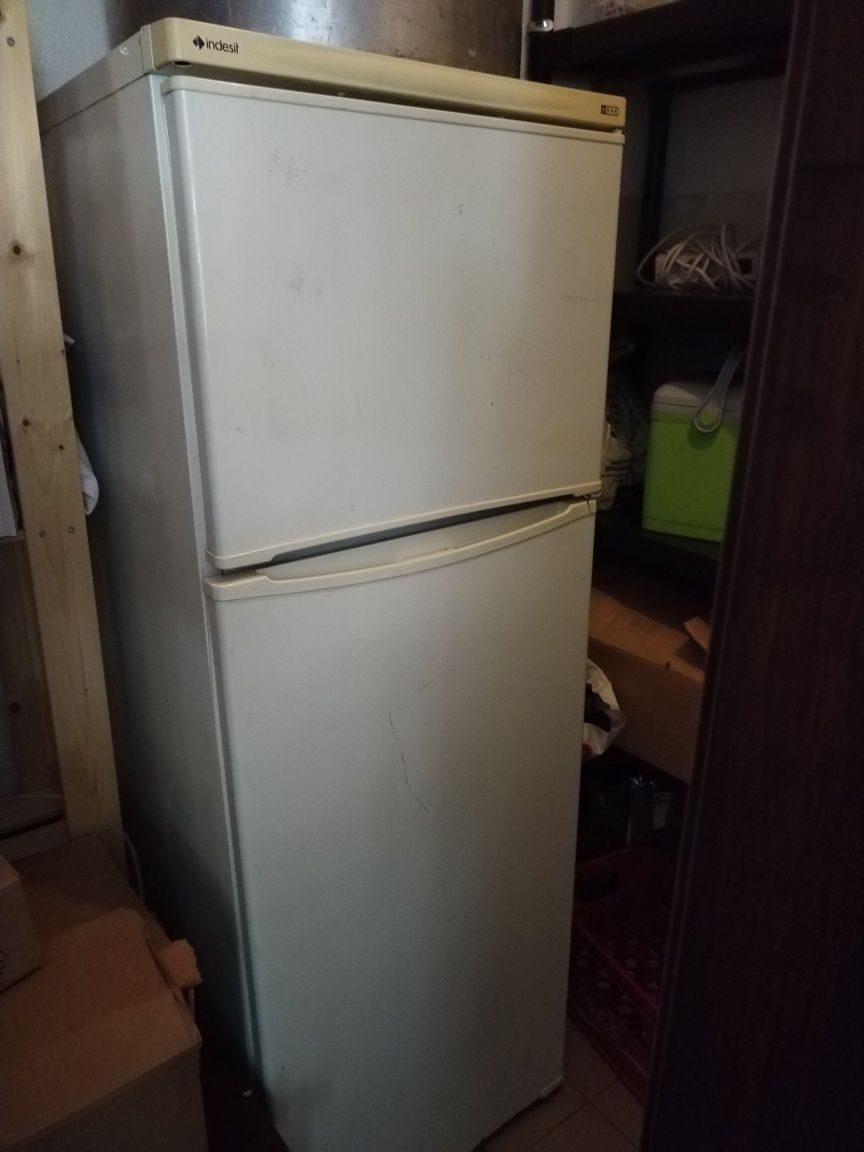Frigorífico usado, gela super bem