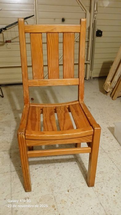 Vendo cadeira em madeira de Pinho