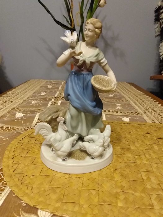 Figurka porcelanowa kobieta karmiąca kury