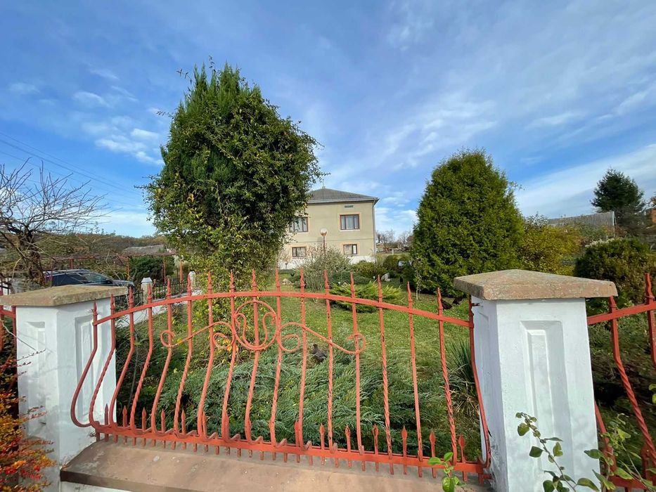 Продається двоповерховий будинок у селі Мостиська Другі