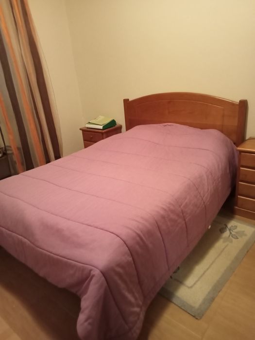 Mobília de quarto completa em pinho claro, cama com estrado e colchão