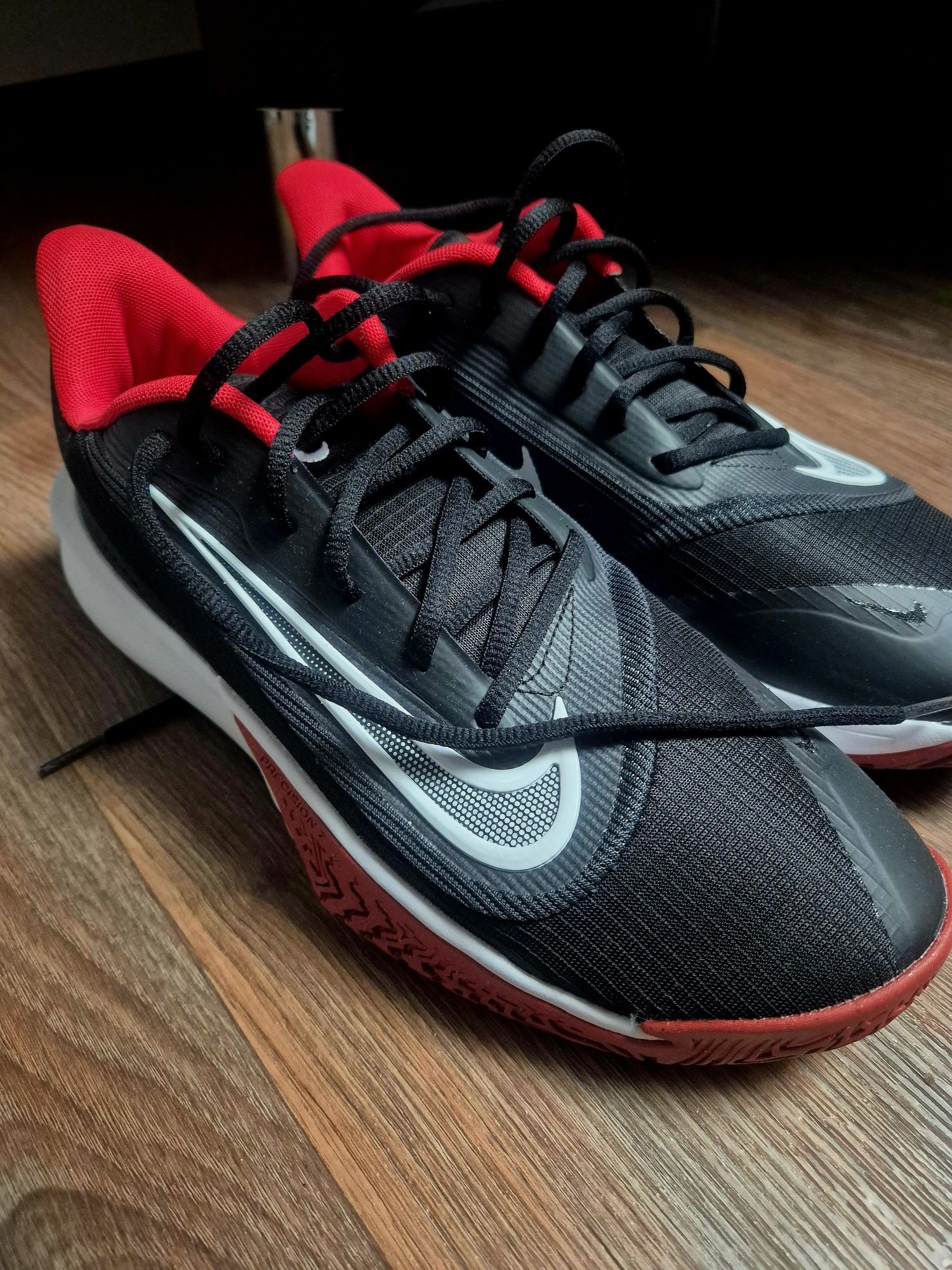 Nike buty koszykówka rozm.  42,5 nowe
Buty do koszykó