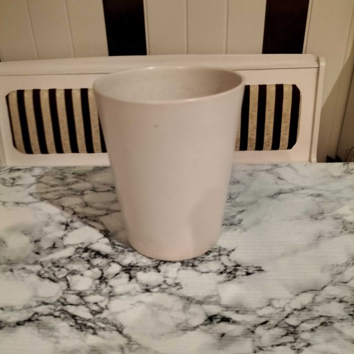 Ceramiczna doniczka do kwiatów, duża, wysokość 23 cm, średnica 19 cm.