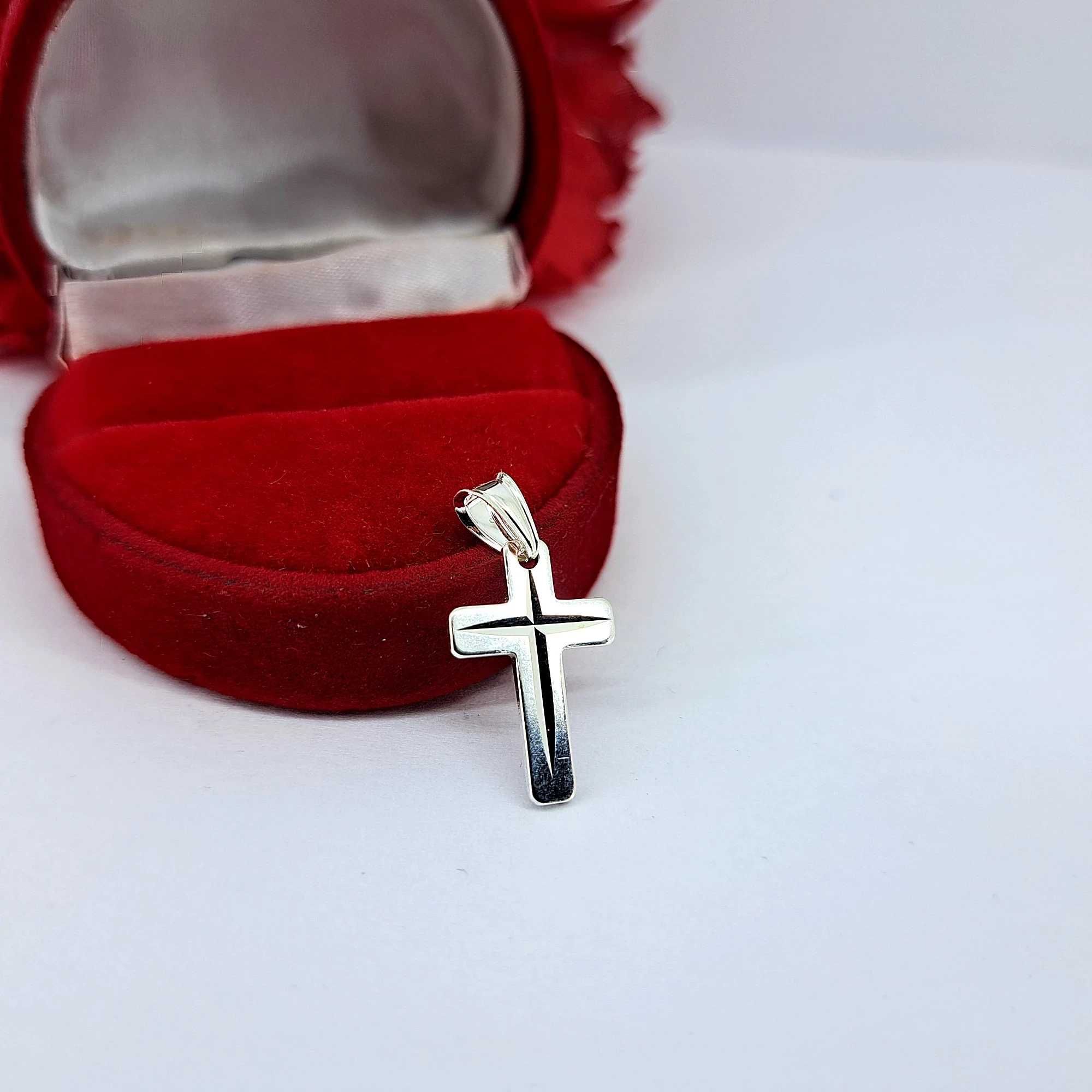 Męski wisiorek srebrny krzyżyk