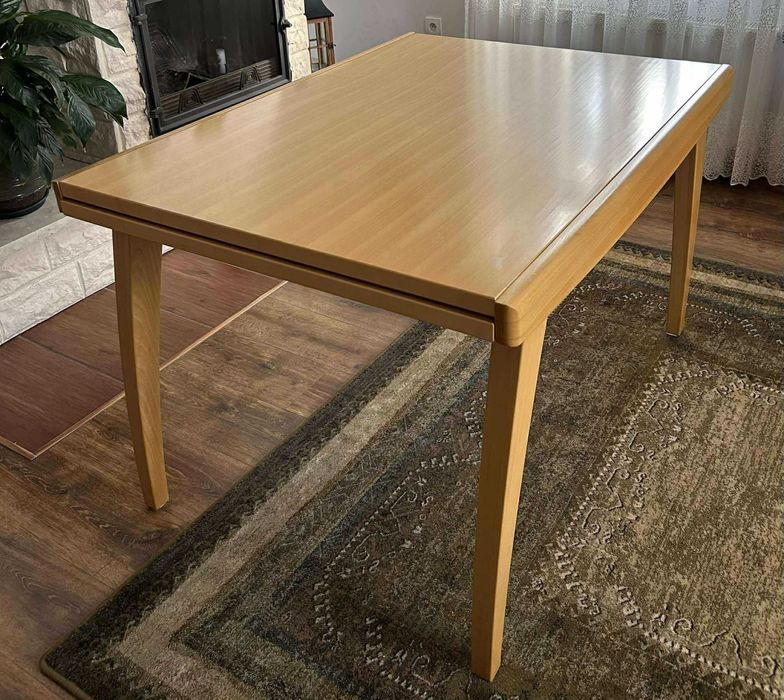 Stół bukowy lakierowany rozkładany  + krzesła