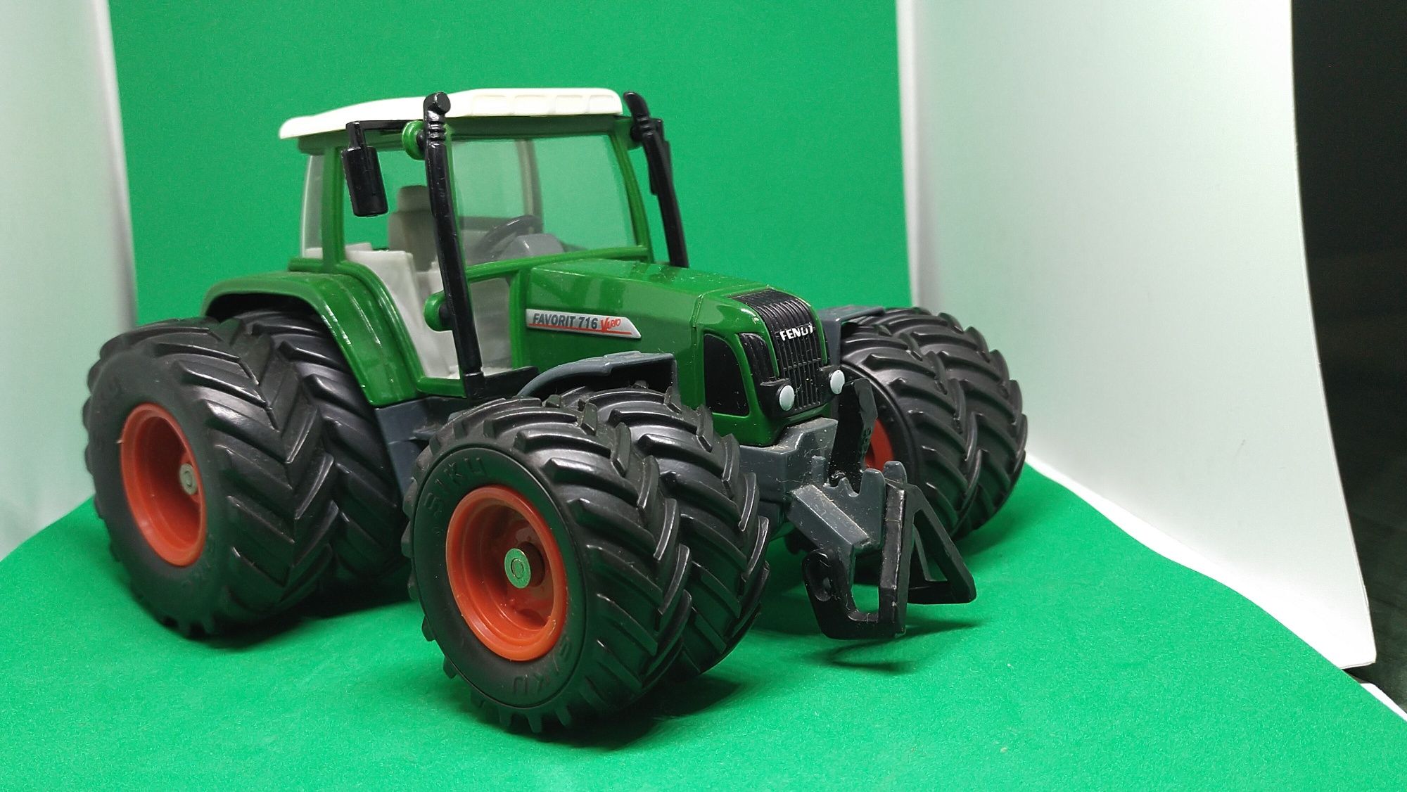 Siku traktor Fendt 1:32