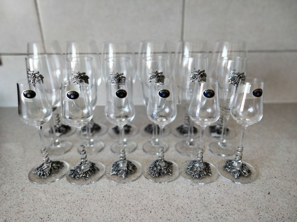 Conjunto de 18 copos, com pormenor decorativo em estanho