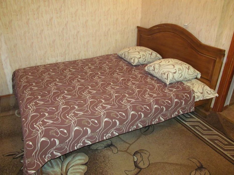 Двухспальная кровать с матрасом