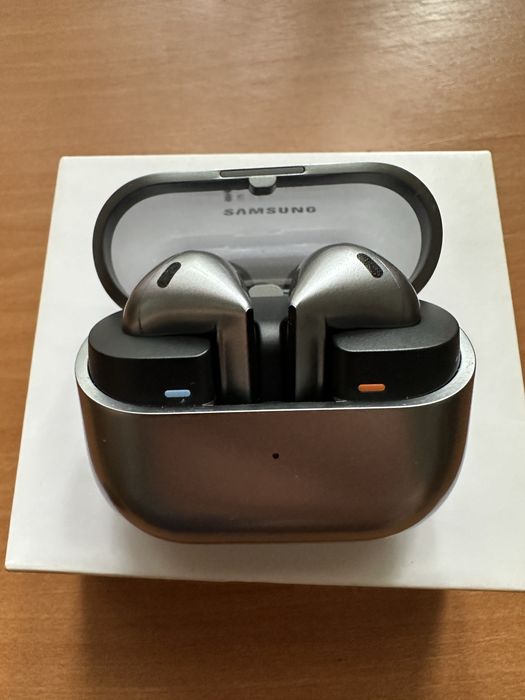 Samsung buds 3 .