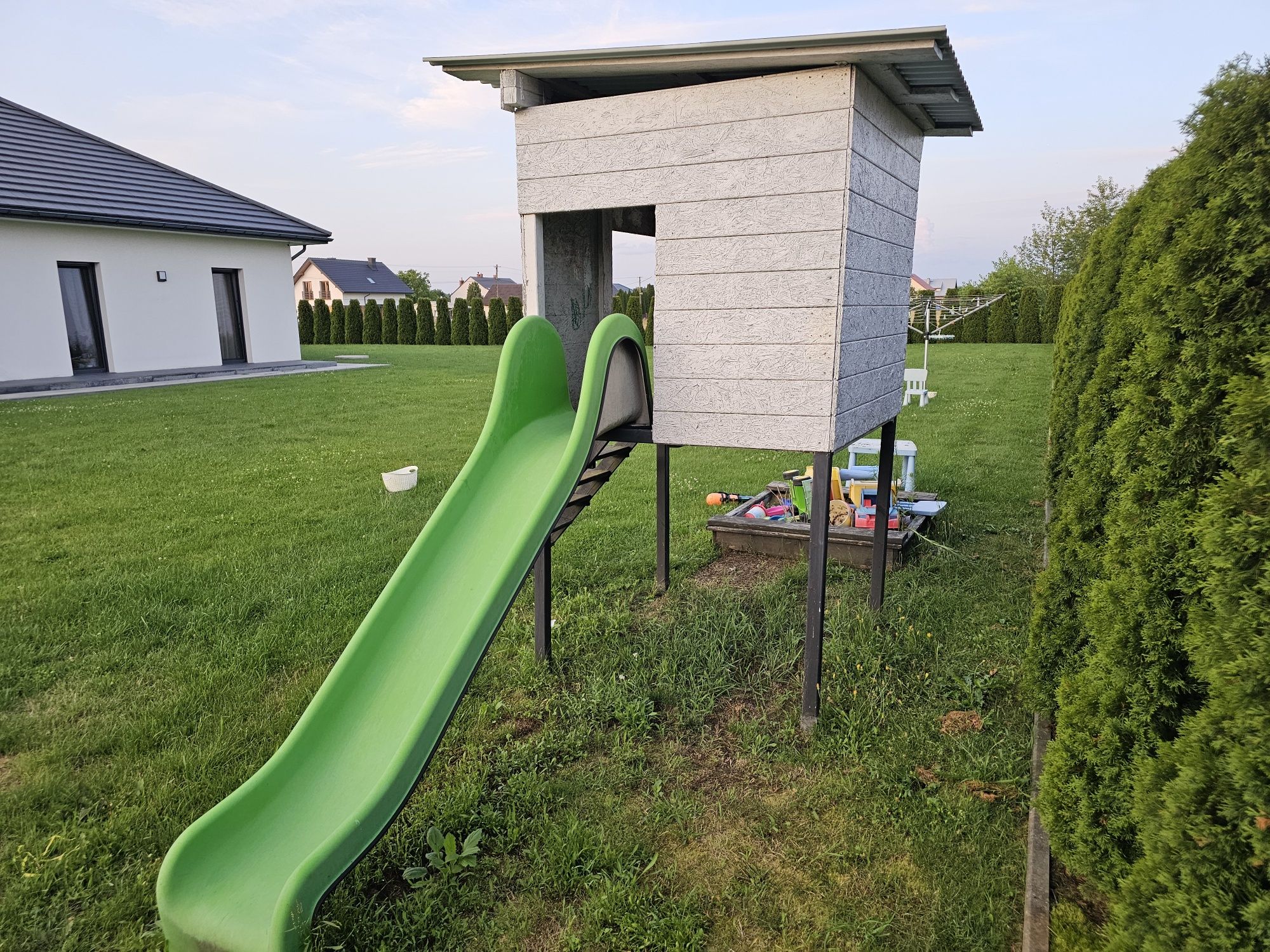 Domek dla dzieci ze zjeżdżalnią - plac zabaw zjeżdżalnia