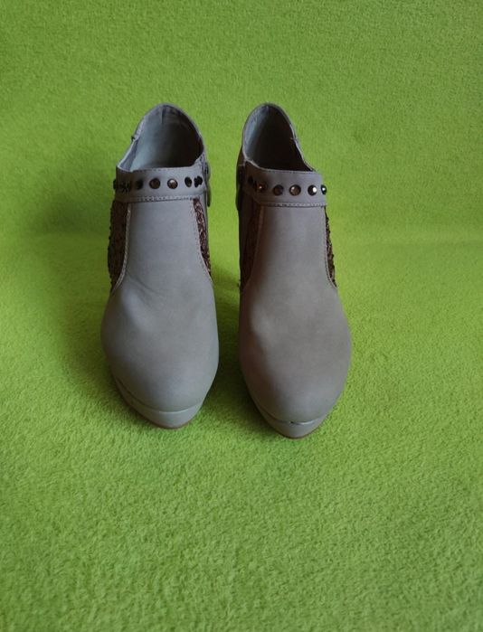 Beżowe botki na szpilce