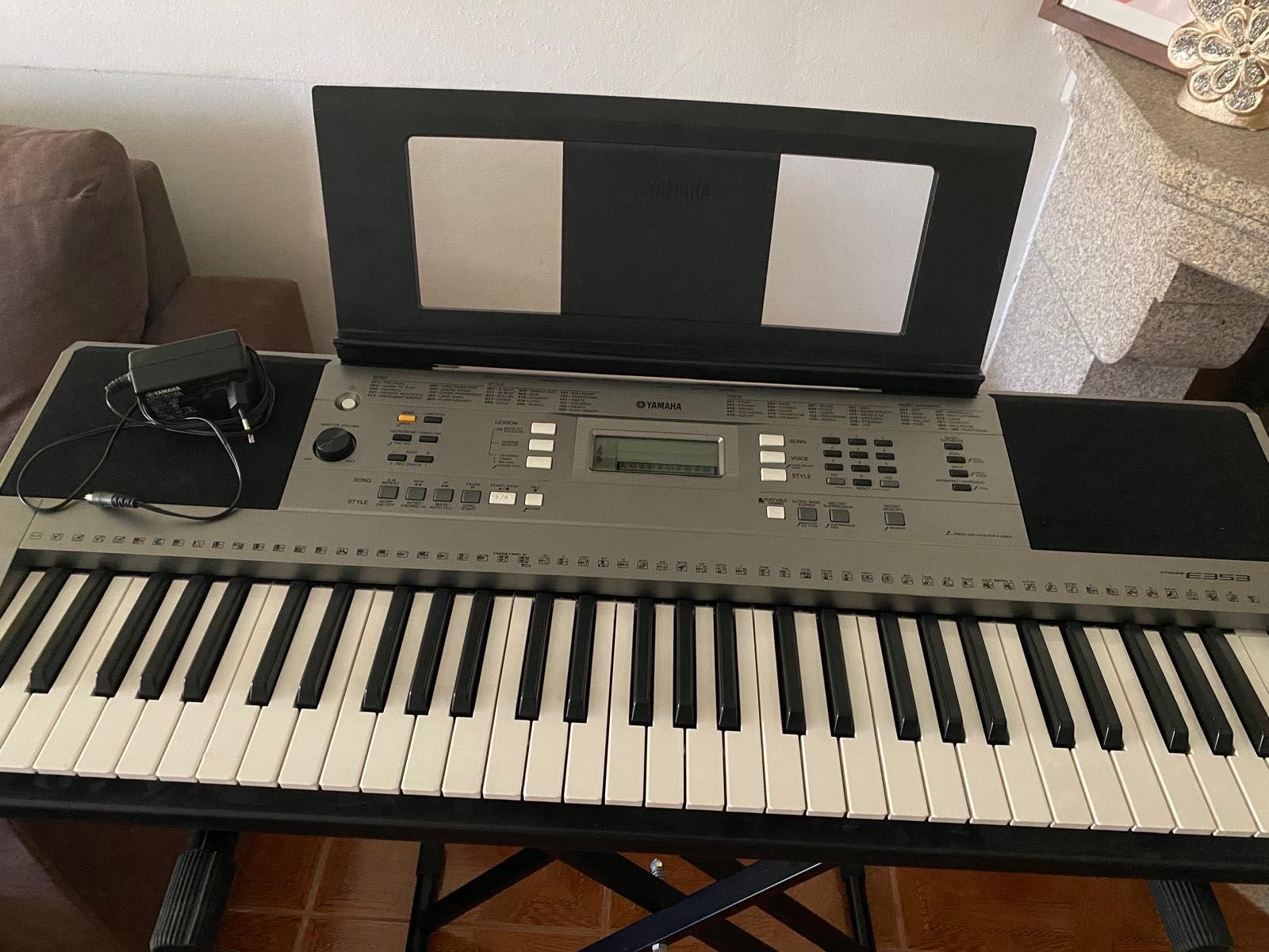 Órgão musical/ teclado