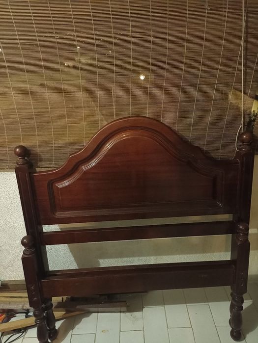 Cama de madeira (corpo e meio)