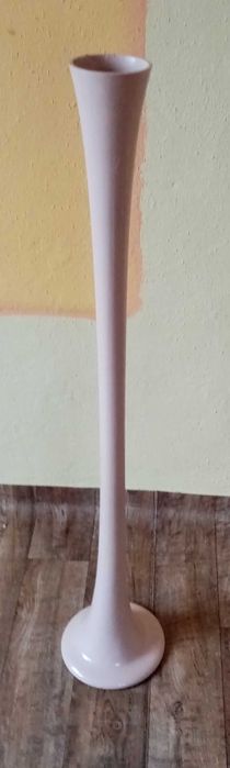 Wysoki beżowy wazon