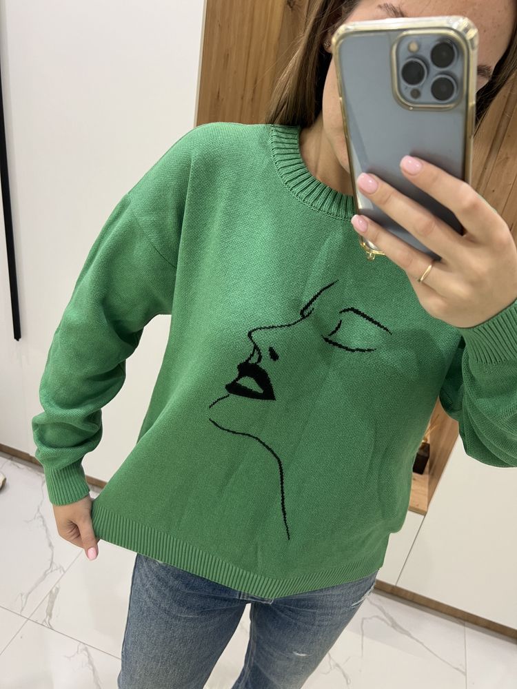 Новий светр зеленого кольору