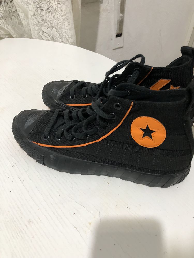 Converse All Star preto e laranja