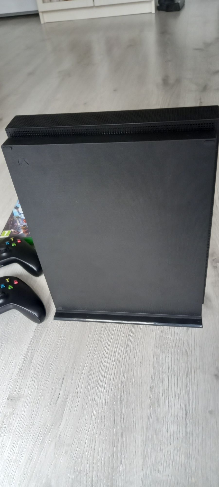 Xbox One X 1tb w zestawie dwa pady i dwie gry