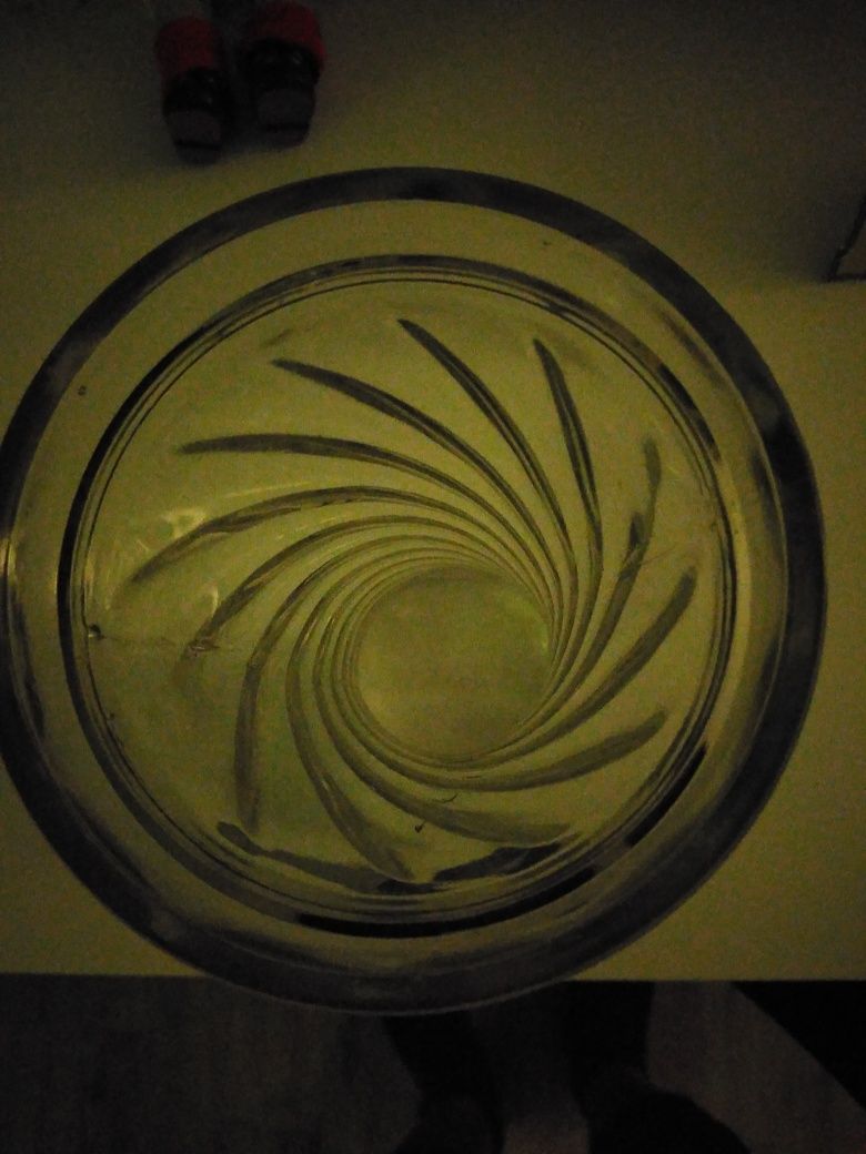 Wazon ze szkła prasowanego, wzór wirowy 25,5 cm. ,