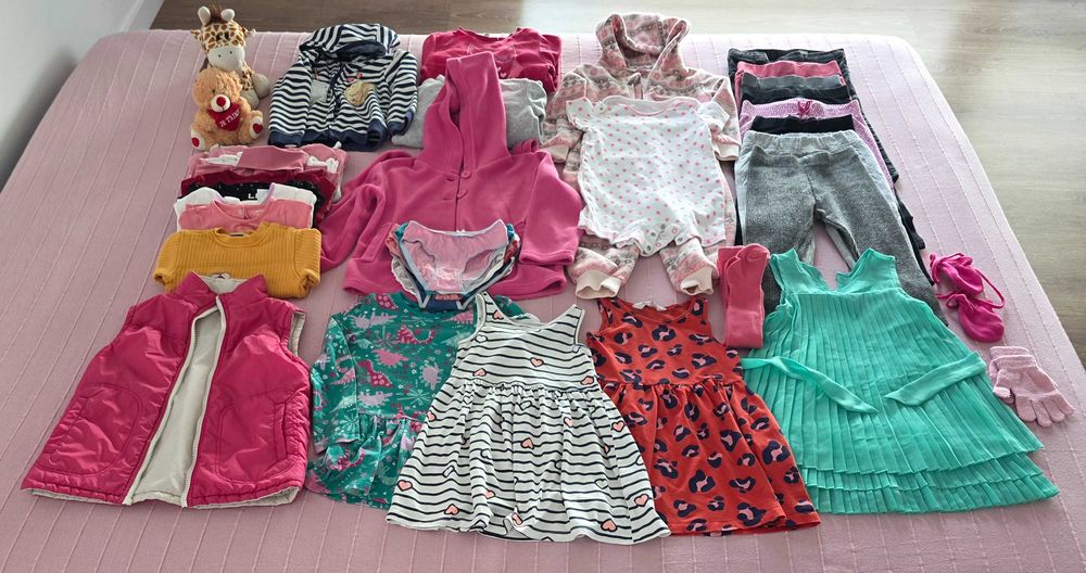 Vendemos várias peças de roupa de criança da nossa Netinha