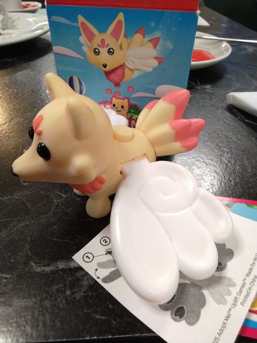 Brinquedo com autocolantes e caixa