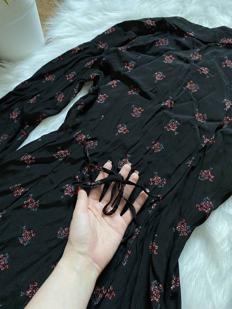 Czarna sukienka w kwiatki Mango S krótka kwiaty elegancka