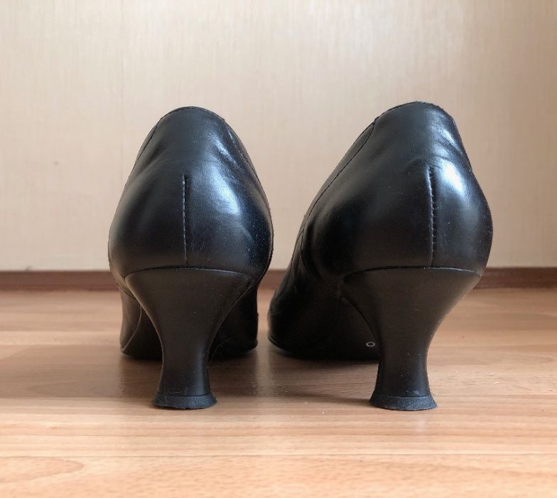 Чорні туфлі на невеличких підборах