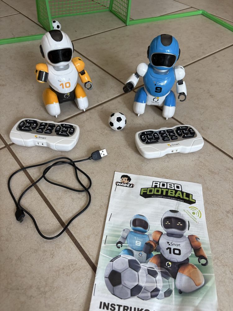 Roboty Knabo grające w piłkę nożną sterowane , piłka, robot