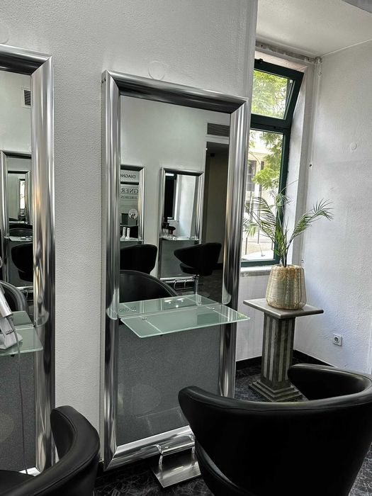Cadeira e espelhos para salão de cabeleireiro