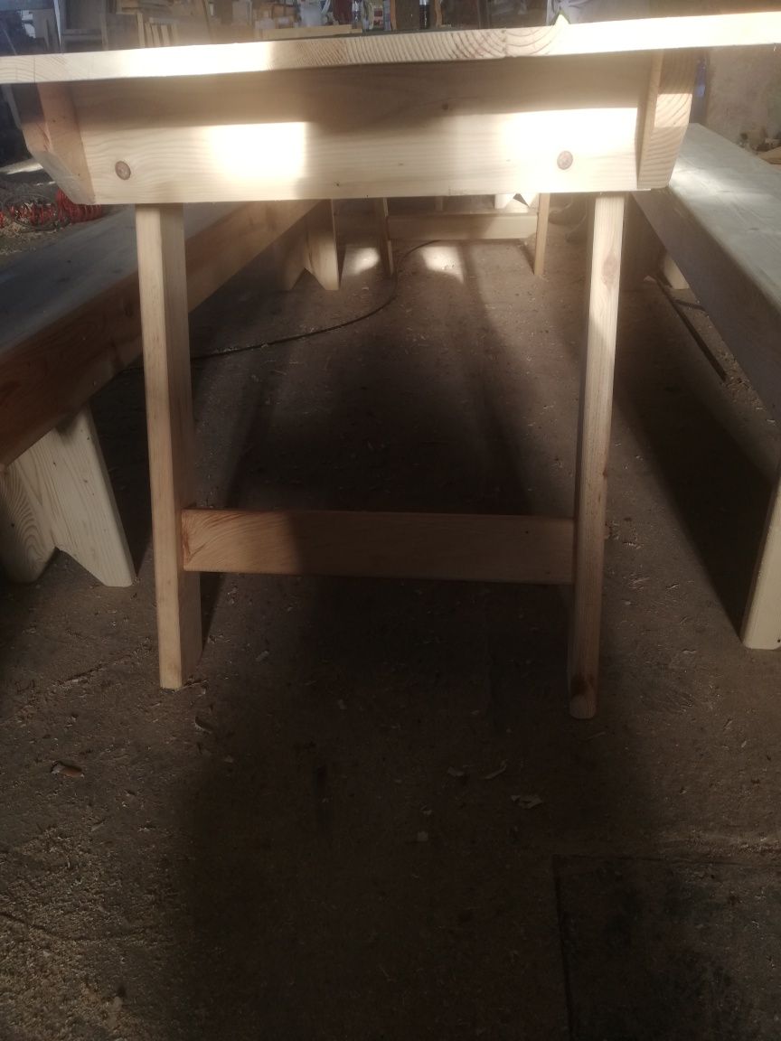 Conjunto de mesa com pés rebatíveis e dois bancos corridos.