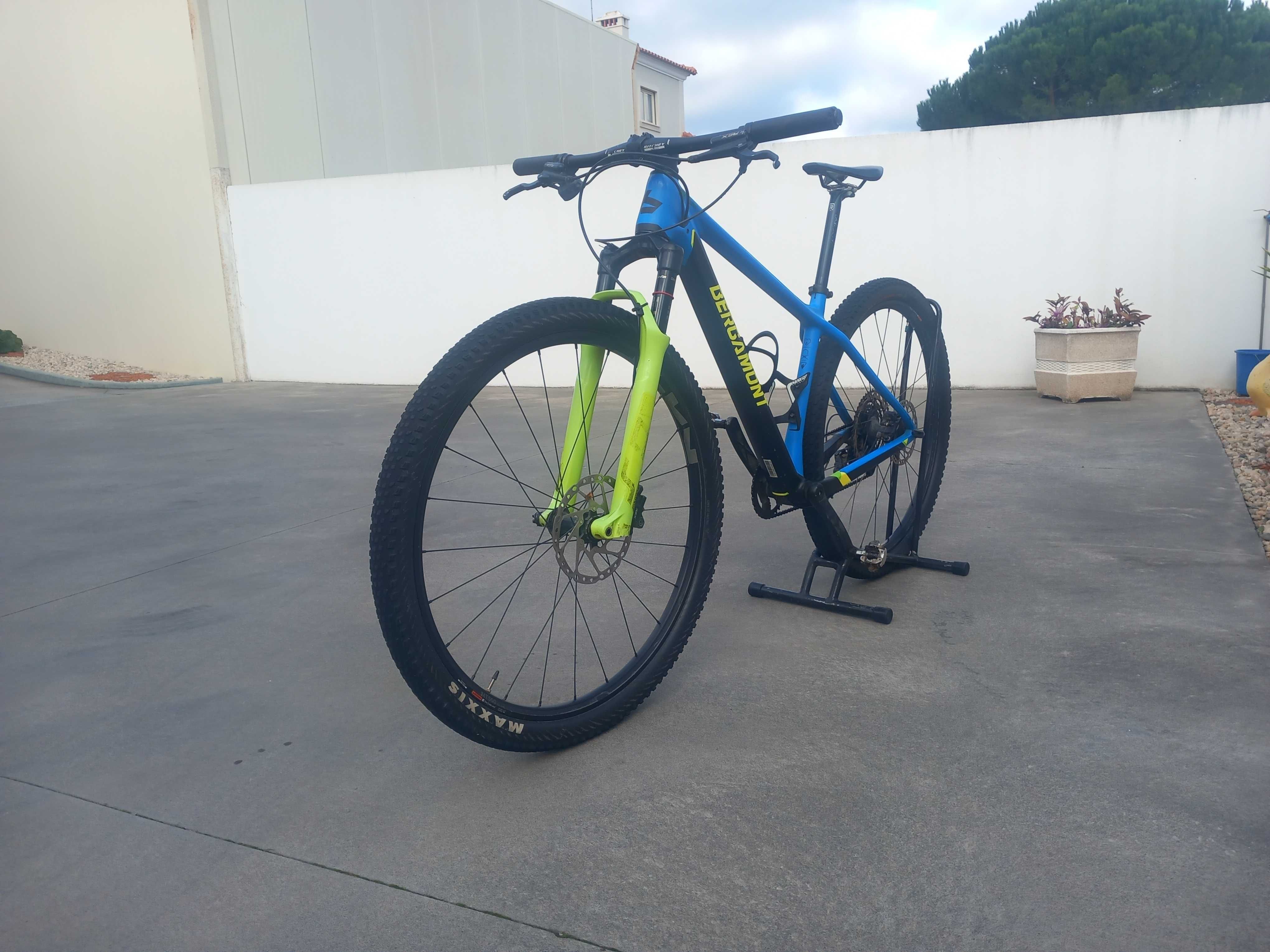 Vendo bicicleta de BTT em Carbono,  tamanho M