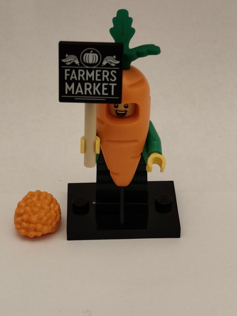 Minifigurka LEGO CMF 24 Marchewka Maskotka