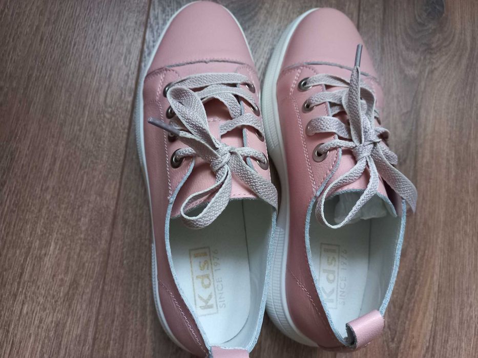 Продам кросівки 37,5