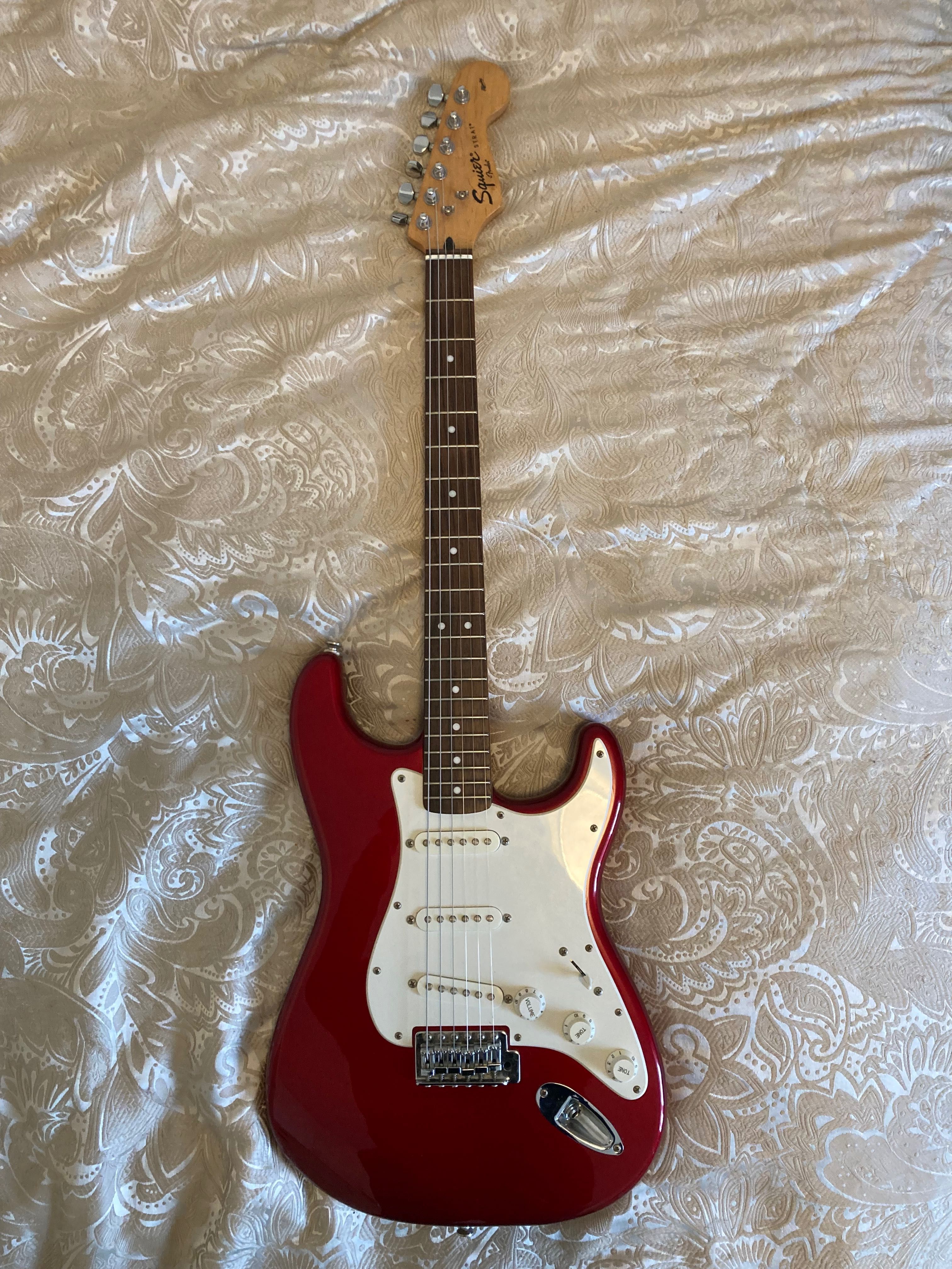 Excelente guitarra eletrica Fender Squire Affinity Stratocaster + Amp