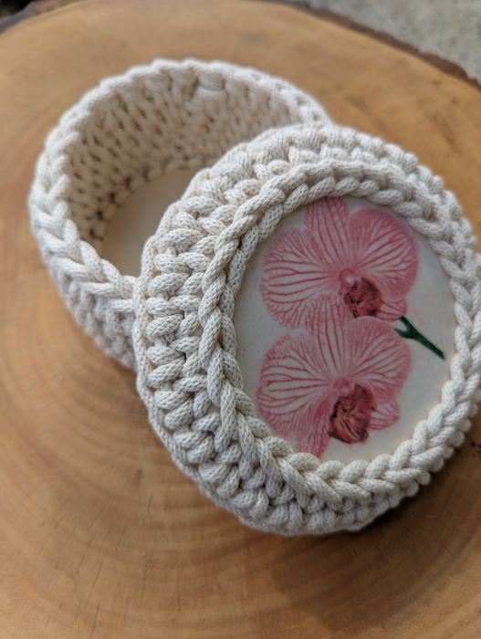 Białe pudełeczko ze storczykiem rękodzieło na biżuterię