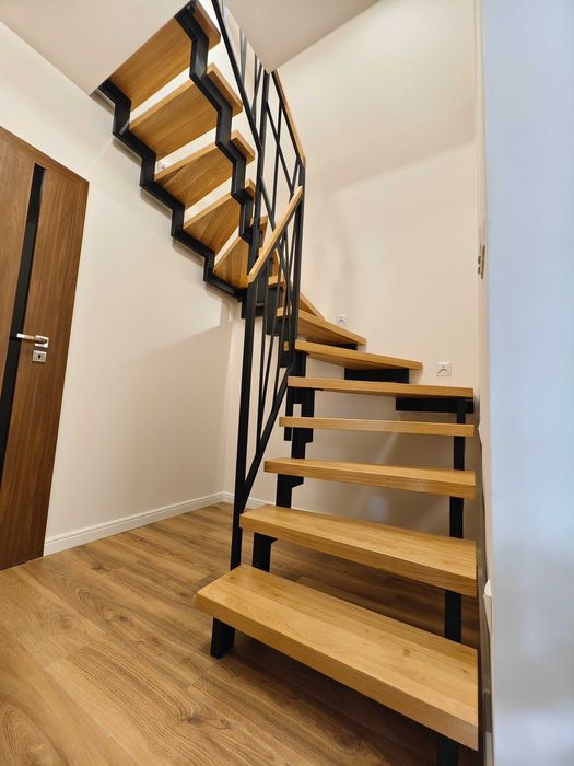 Schody wewnętrzne na konstrukcji metalowej - PRODUCENT