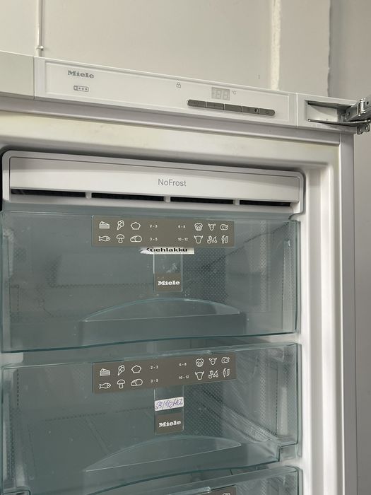 Морозильна камера під забудову Miele FN 9752 i