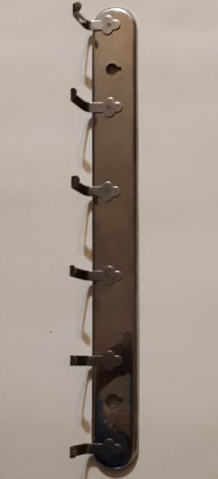 Недорого вешалка для разных мелочей и полотенец.