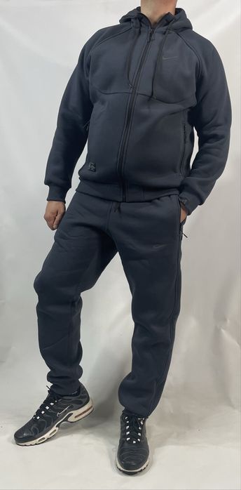 Мужской спортивный костюм на флисе в цвете графит