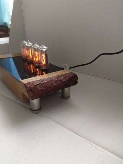 Zegar retro na lampach nixie w obudowie z korą