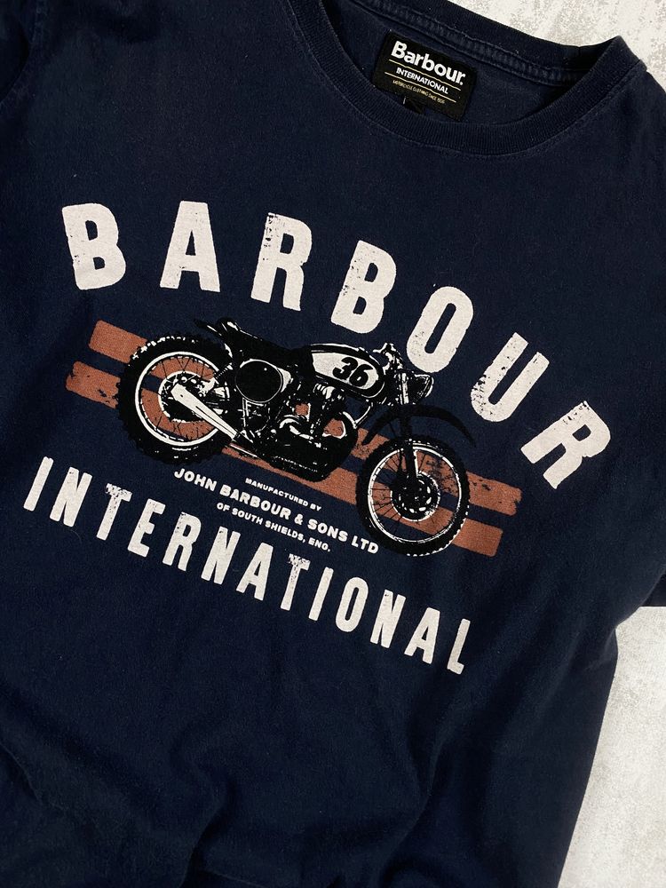 Темно-синя футболка Barbour International з яскравим логотипом