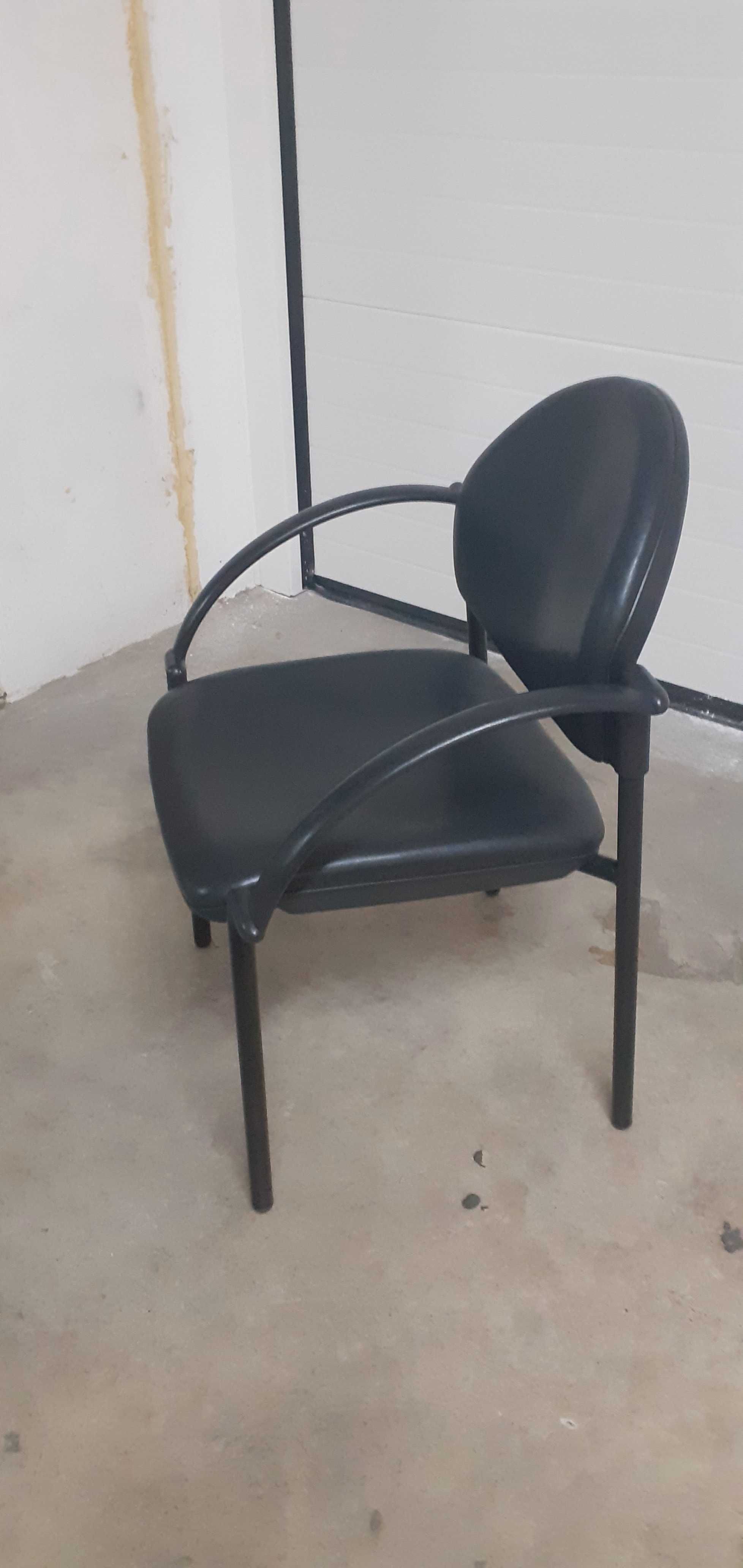 Cadeira preta para escritório em pele e metal