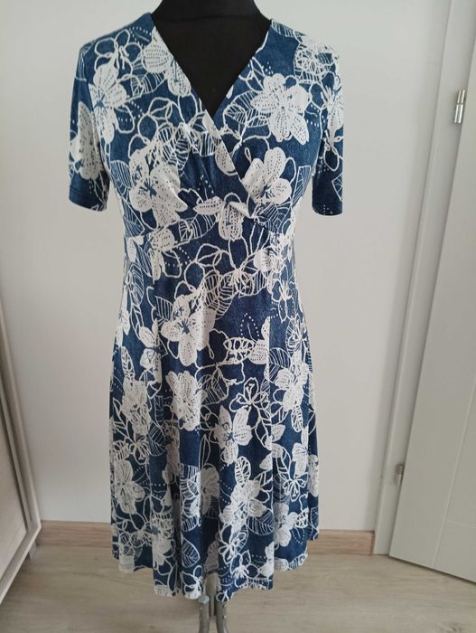 Letnia sukienka w kolorze niebieskim (dżinsowym) w białe kwity.